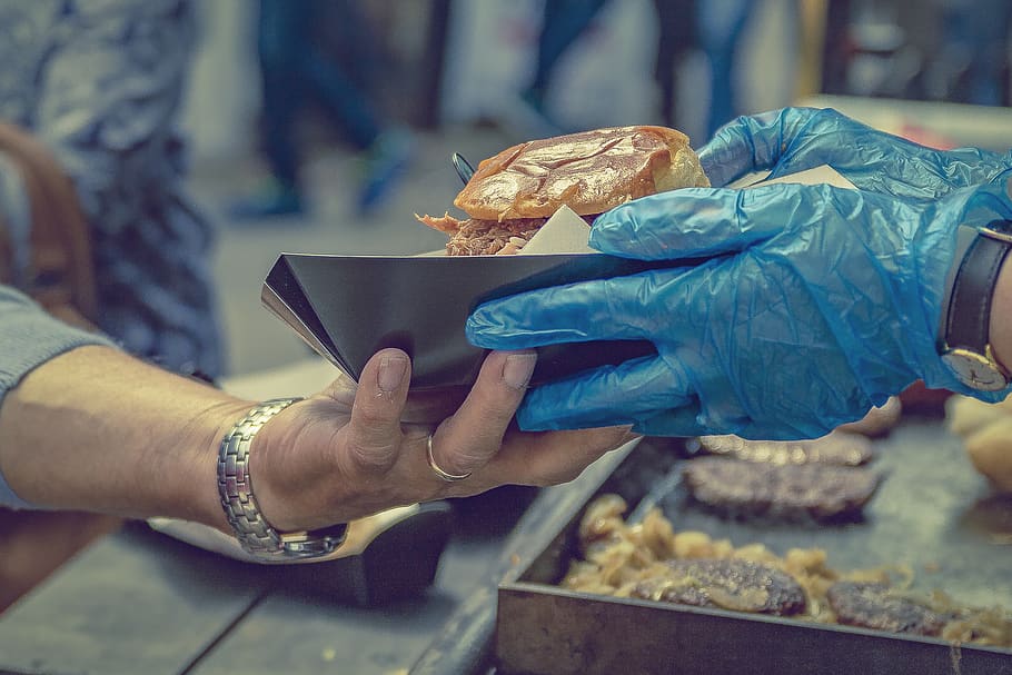 Deal with と treat の違いとは? Deal with と treat の違いとは?